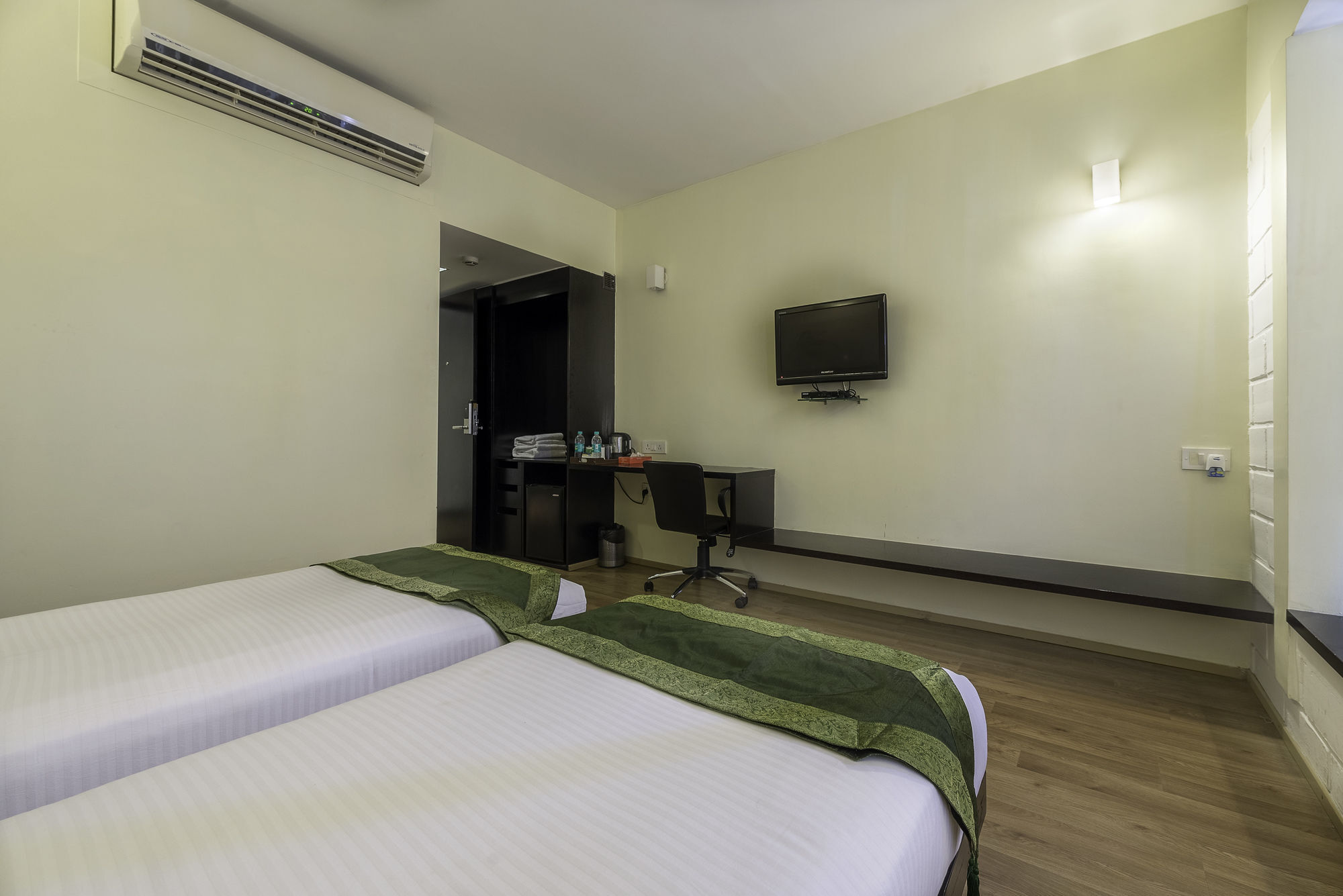 Treebo Trend Spektrum Suites Maiçor Exterior foto